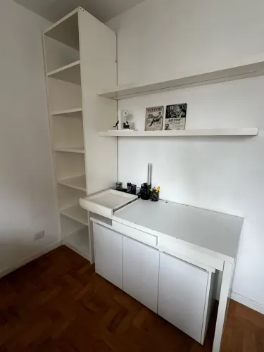 Estante e bancada de estudo