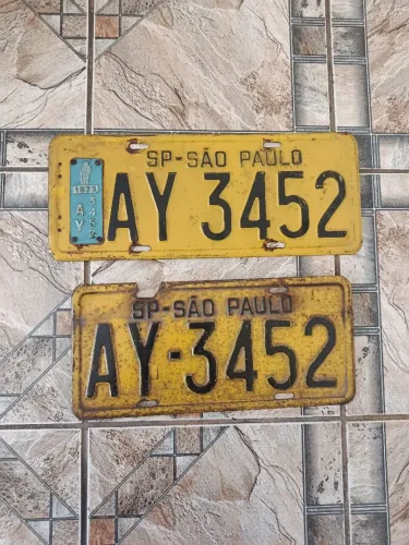 Par de placas de carro amarelas antigas 