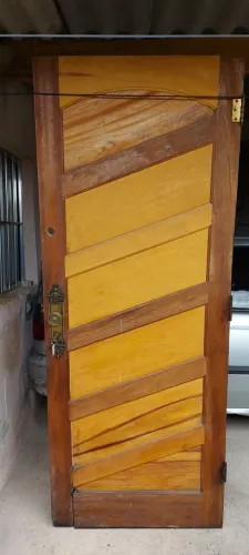 Porta de madeira maciça