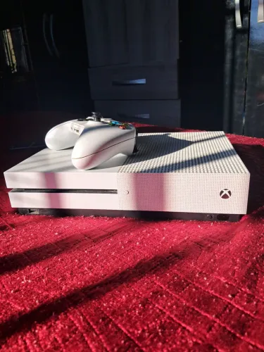 Xbox One S 1TB | R$1.299 | Nunca foi para manutenção mecânica | Controle incluso.