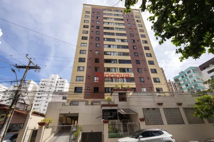 Aluga apartamento com 3 quartos, suíte, armários, 2 garagens, ótima localização, 87 m² por