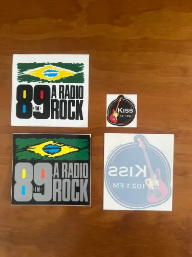 Adesivos originais das rádios 89 rock e kiss fm