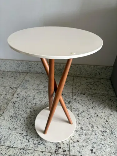Mesa lateral laca branca e pés de madeira