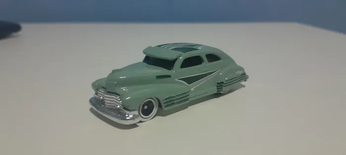 Carrinho hotwheels '47 chevy fleetline TM GM em perfeito estado e fora da embalagem 