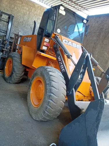 Vendo pá carregadeira case W20E 2011 único dono