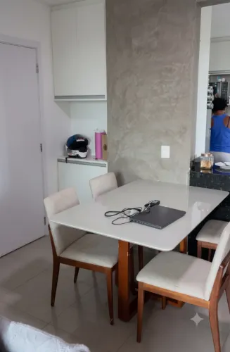 Jogo de Mesa Laqueada e 4 cadeiras Premium
