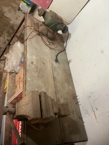 Vendo mesa com Morsa e Esmeril de bancada
