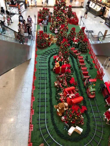 Trem elétrico em trilhos de fibra de vidro