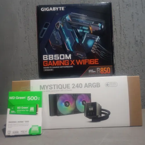 KIT B850M GIGABYTE GAMING X + WC DEEPCOOL MYSTIQUE 240 + M.2 WD GREEN 4.0 500GB 5000MB/S