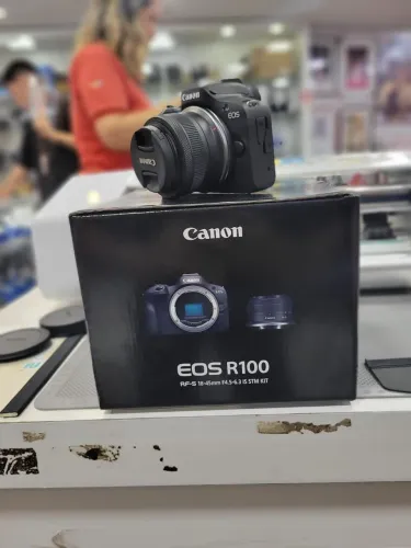 Canon R100 18-45mm Kit