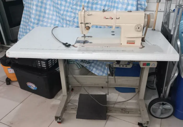Maquina de costura bem conservada