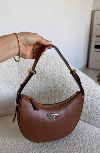 Prada bolsa de ombro arqué em couro marrom detalhes em dourado