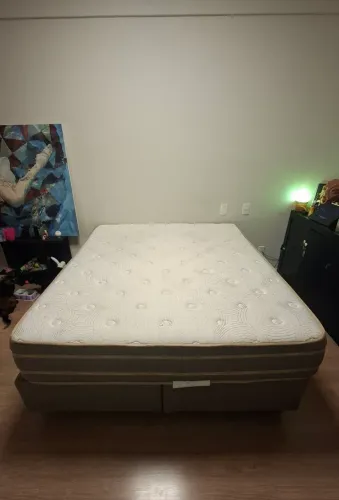 Cama queen size extremamente confortavel!