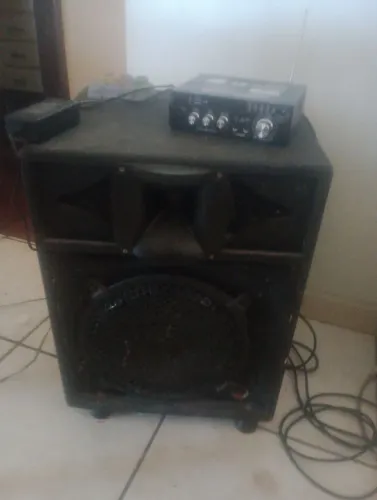 Caixa de som com amplificador