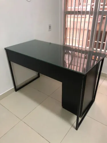 Mesa com gaveteiro + vidro