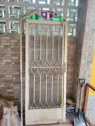 Porta de ferro,2.10x80 abre direita para esquerda