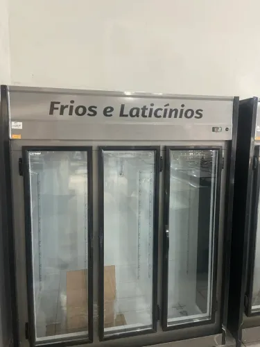 Geladeira expositora de duas ou três portas