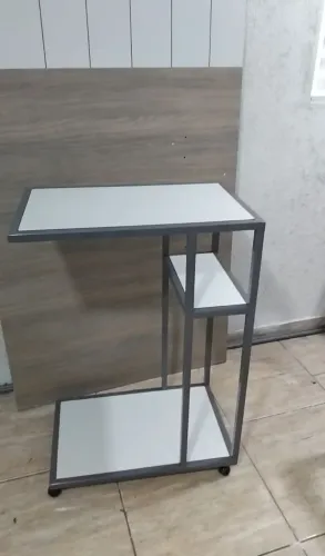 Mesa en estrutura de aço carbono e madeira mdf