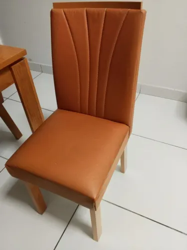 Mesa com 4 cadeiras muito conservada