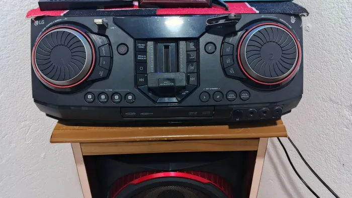 Vendo som LG 2350 watts de potência 