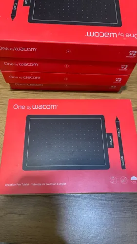 Mesa Digitalizadora One By Wacom CTL472, Pequena, Cor Preto e Vermelho