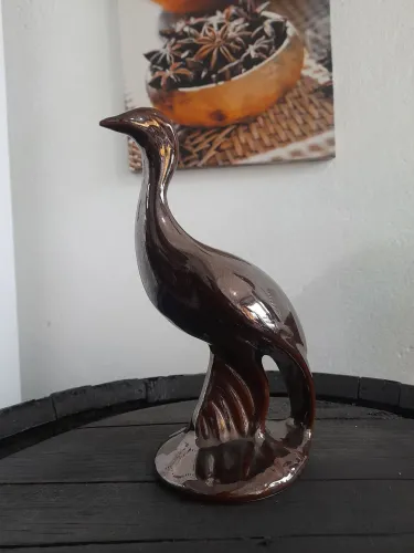 Estátua de ave em louça decorativa