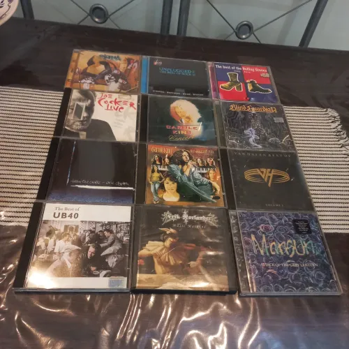 Lote de CDs de rock e pop