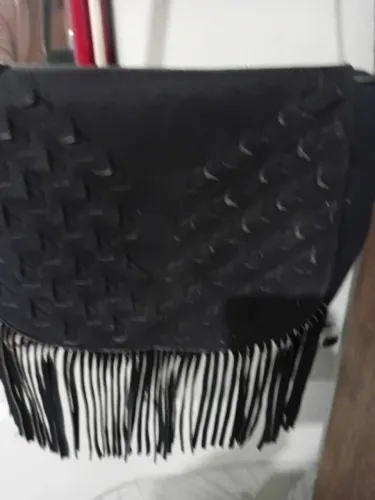 Bolsa em camurça de franjas preta com feixo interno