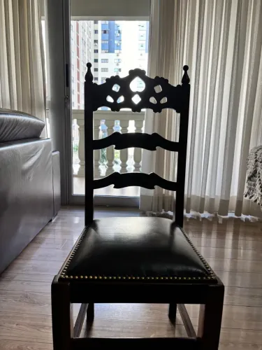 Mesa retrátil + 6 cadeiras de madeira 