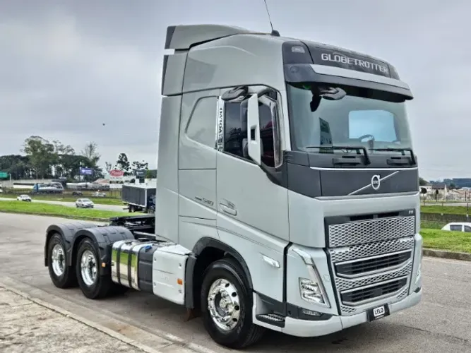 Volvo FH 540 6x4 Bug Leve Globetrotter Ano 24 Mídia Grande Geladeira Mola Freio a tambor