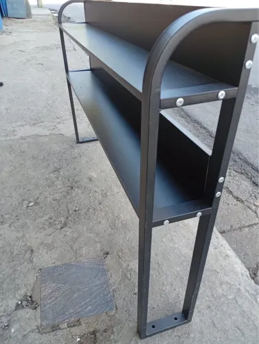 Armário fixar em mesa com duas prateleiras e lateral de metal