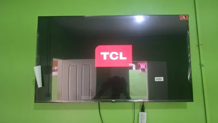 Vende-se tv 40 polegadas ainda no plástico,  2 meses de uso, vai com 1 video game niltendo
