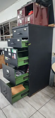 Armário de aço com 5 gavetas
