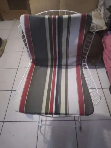 VENDO CADEIRA BERTOIA DE FERRO USADA NA COR BRANCA.