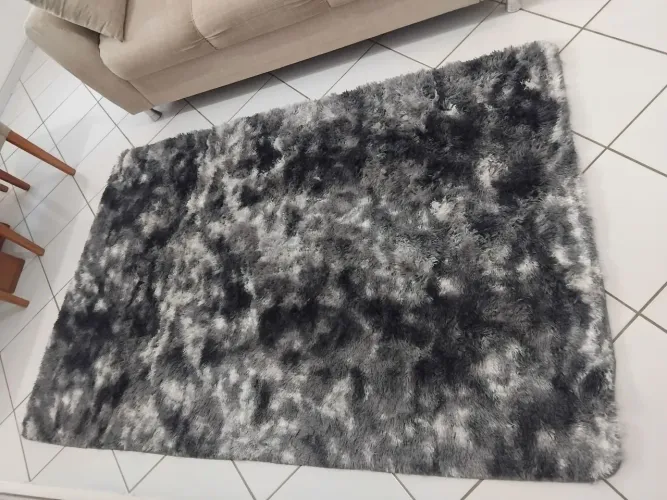 Tapete cinza peludo