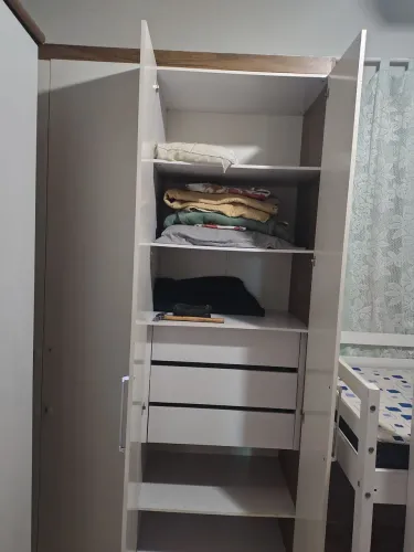 Guarda roupa semi novo 