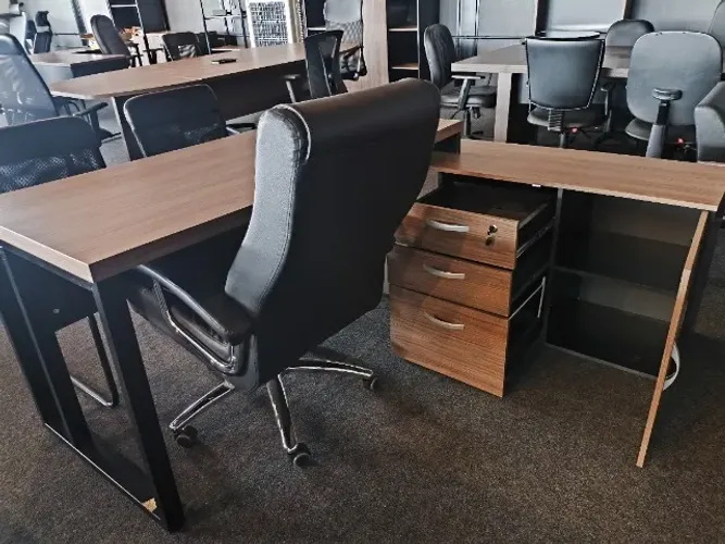 Mesa de Escritório em L com 3 Gavetas 1 Porta e Nichos - 0,77x1,69x1,16cm - SUPER OFERTA!!