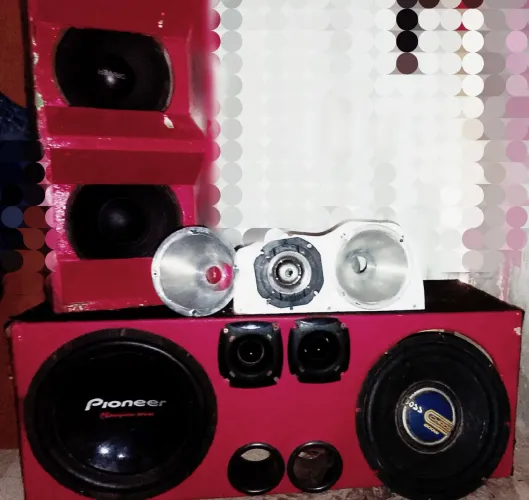 Vendo som automotivo,2 boca de 12 ,2 bocas de médium 1 tuister,2 cornetas,1 módulo 1600