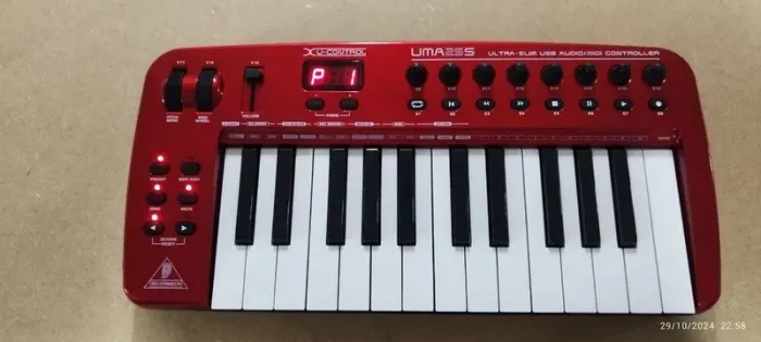 UMA25S controlador Behringer
