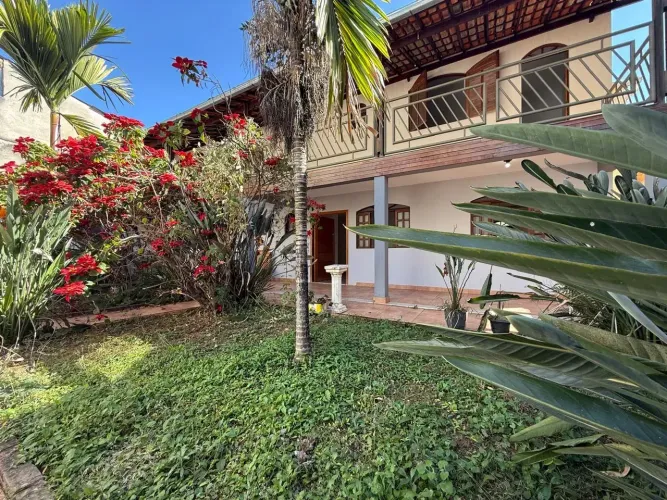 Casa com 6 quartos sendo 5 suítes 6 banheiros 3 vagas