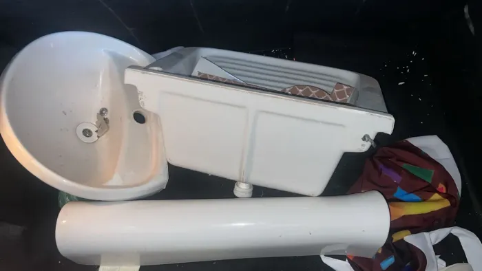 Pia da lavanderia e pia do banheiro