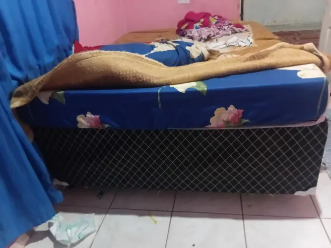 Vende-se cama box de casal com colchão pra sair logo 400 motivo tô de mudança