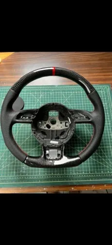 VOLANTE EM FIBRA DE CARBONO PARA LINHA AUDI (A3, A4, A5, Q3, Q5)