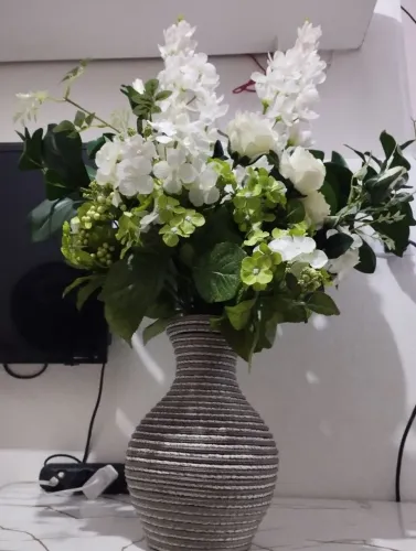 Arranjo de flores artificiais