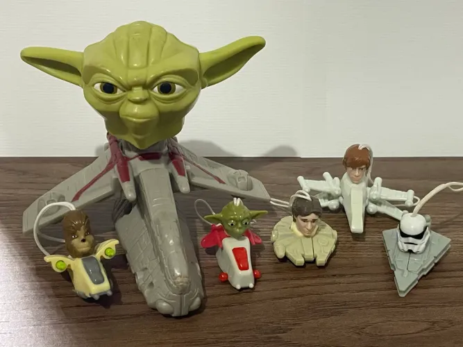 Lote Kinder Ovo + McDonald?s Naves Star Wars