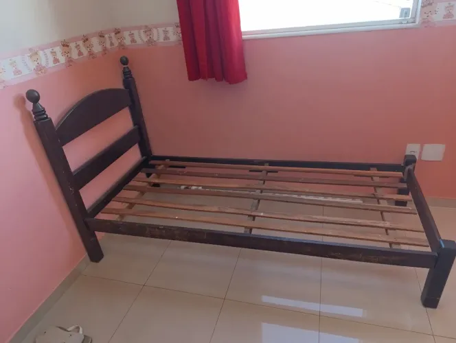 Vende se cama de solteiro antiga de sucupira.forte e resistente.