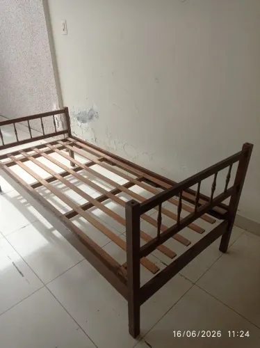 Cama Solteiro de madeira maciça invernisada