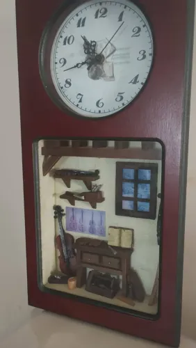 Vendo relógio de madeira com miniaturas antigo relogio impecavel retirada na praia grande