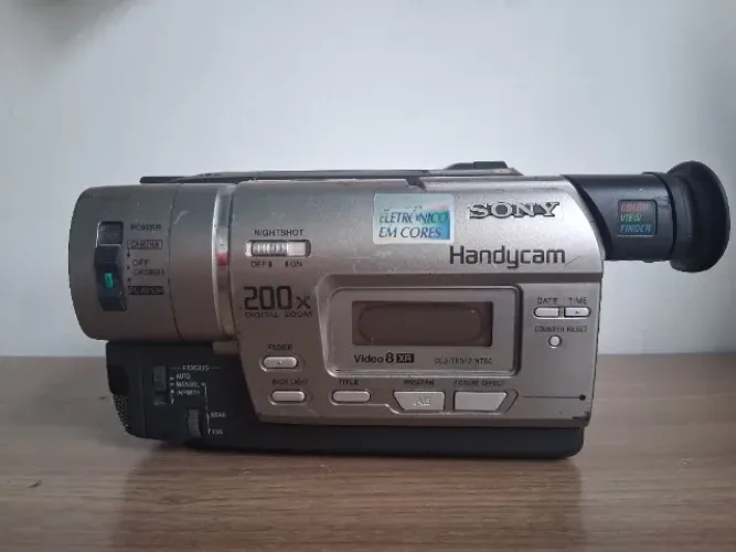 Câmera vintage Sony Handycam CCD-TR517 no estado