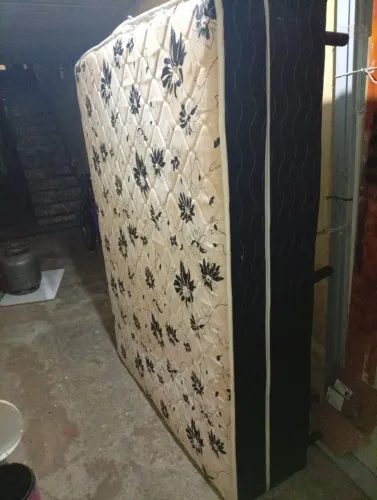 Cama de casal box com pezinhos